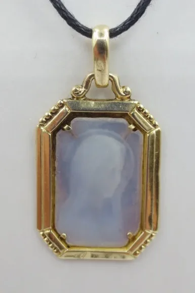 Médaille en nacre et or.