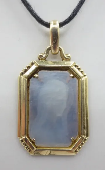 Médaille en nacre et or.