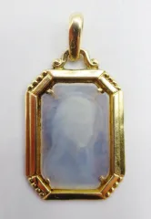 Médaille en nacre et or.