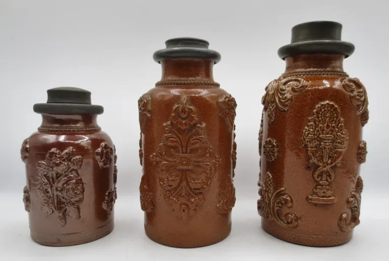 Trois pots à tabac beauvaisis, XIXe siècle.