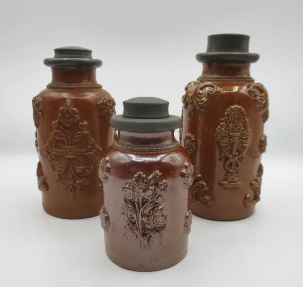 Trois pots à tabac beauvaisis, XIXe siècle.