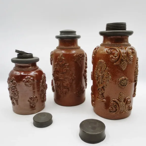 Trois pots à tabac beauvaisis, XIXe siècle.