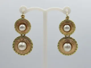 Pendants d'oreilles en or.