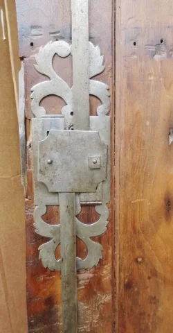Armoire Louis XIII en noyer.