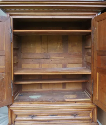 Armoire Louis XIII en noyer.