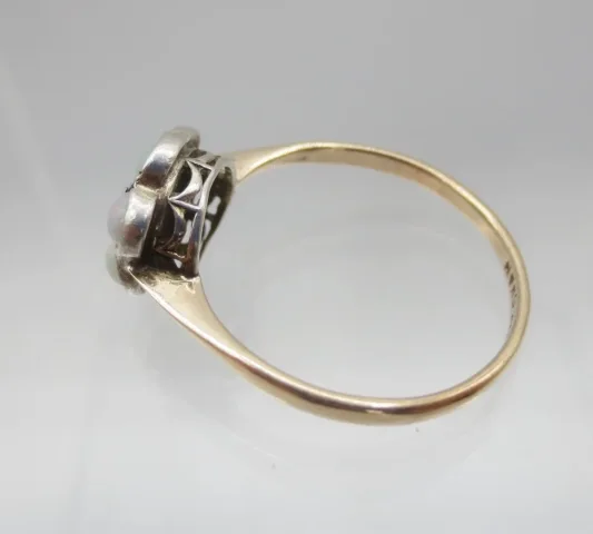 GOLD AND OPAL RING