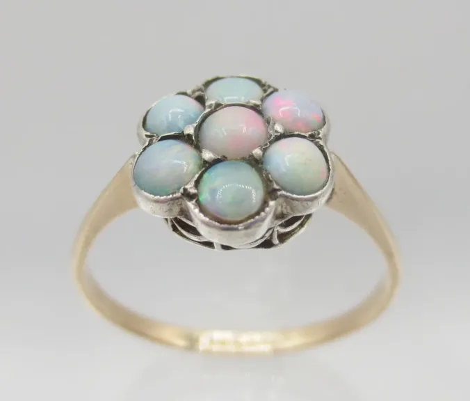 RING AUS GOLD UND OPAL