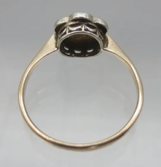 RING AUS GOLD UND OPAL