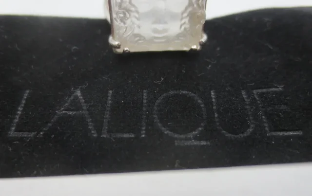 Bague signée Lalique.