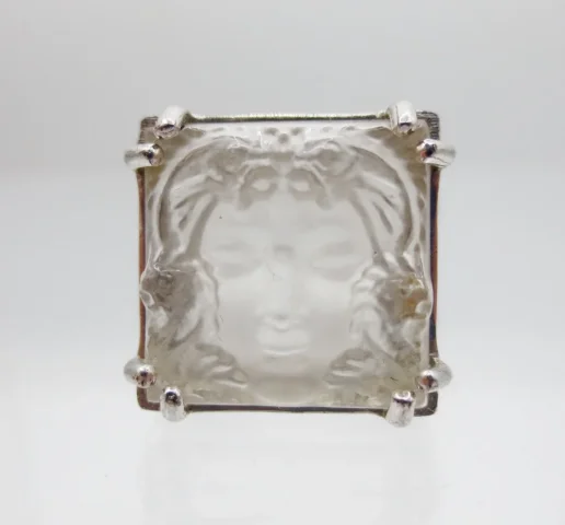 Bague signée Lalique.