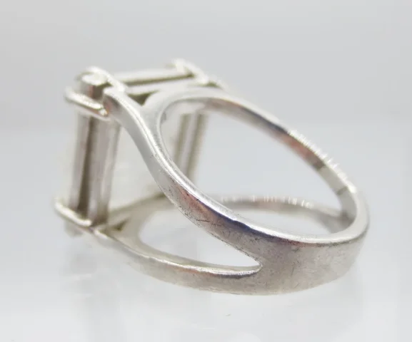 Bague signée Lalique.