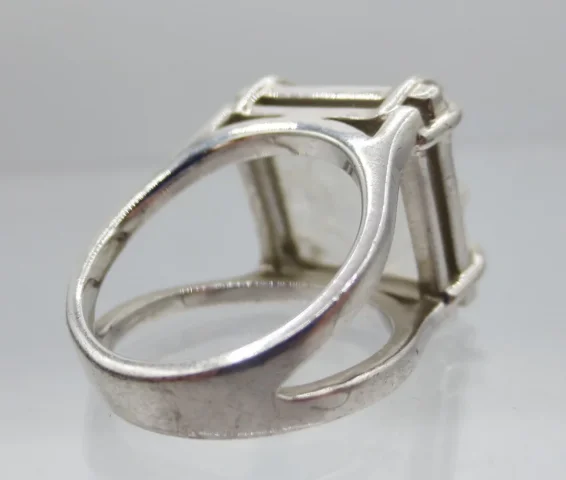 Bague signée Lalique.