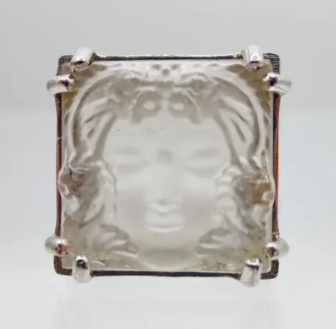 Bague signée Lalique.