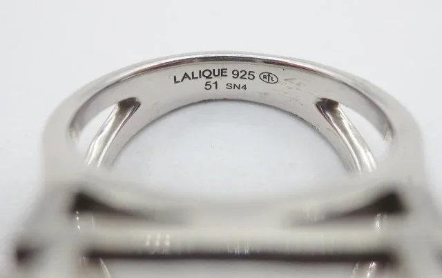 Bague signée Lalique.