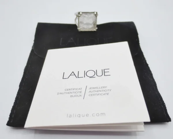Bague signée Lalique.