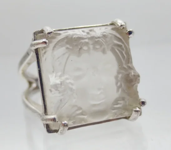 Bague signée Lalique.