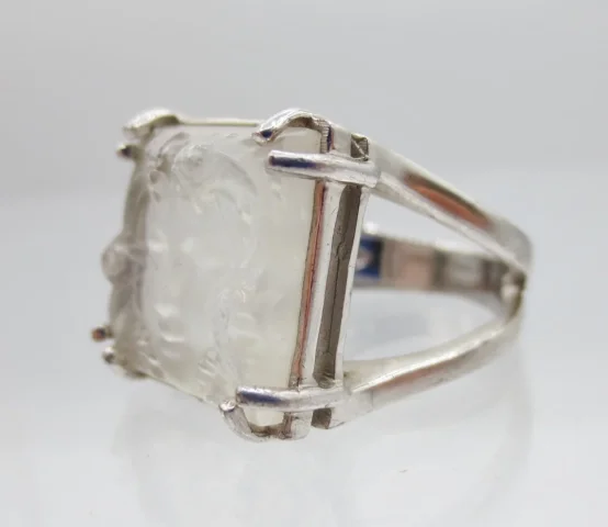 Bague signée Lalique.