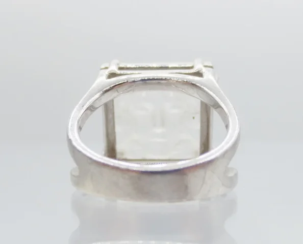 Bague signée Lalique.