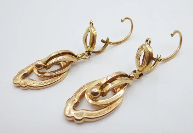 Boucles d'oreilles en or, vers 1900.