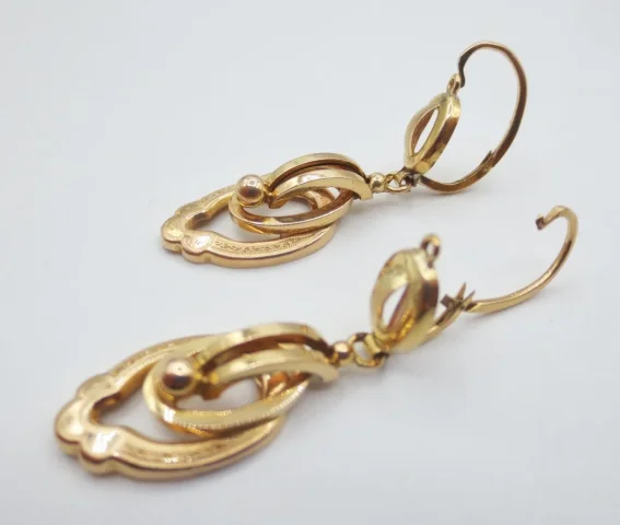Boucles d'oreilles en or, vers 1900.