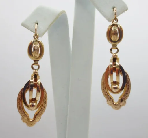 Boucles d'oreilles en or, vers 1900.