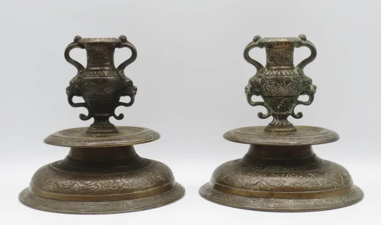 Paire de bougeoirs, XIXe siècle.