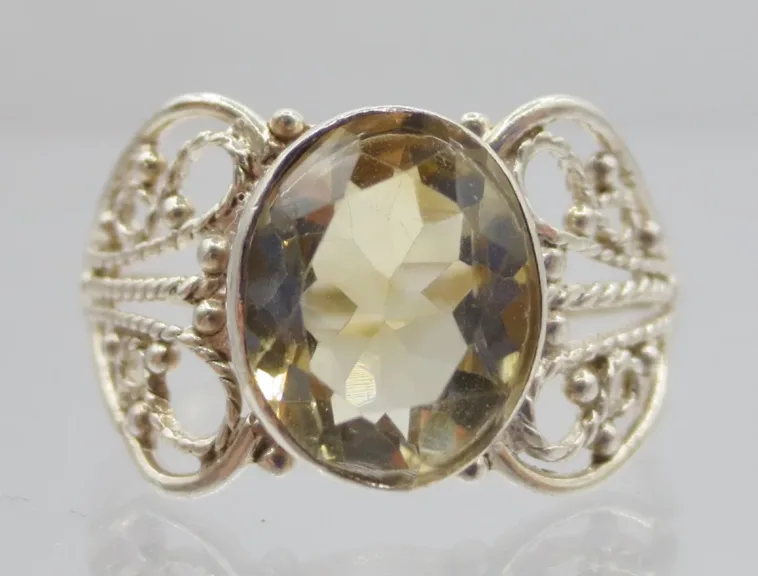 Bague sertie d'une citrine.
