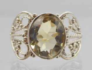 Bague sertie d'une citrine.