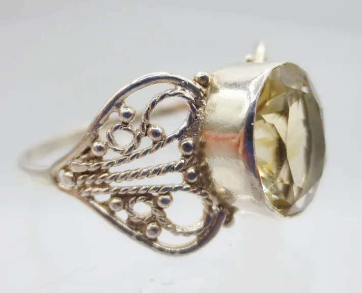 Bague sertie d'une citrine.