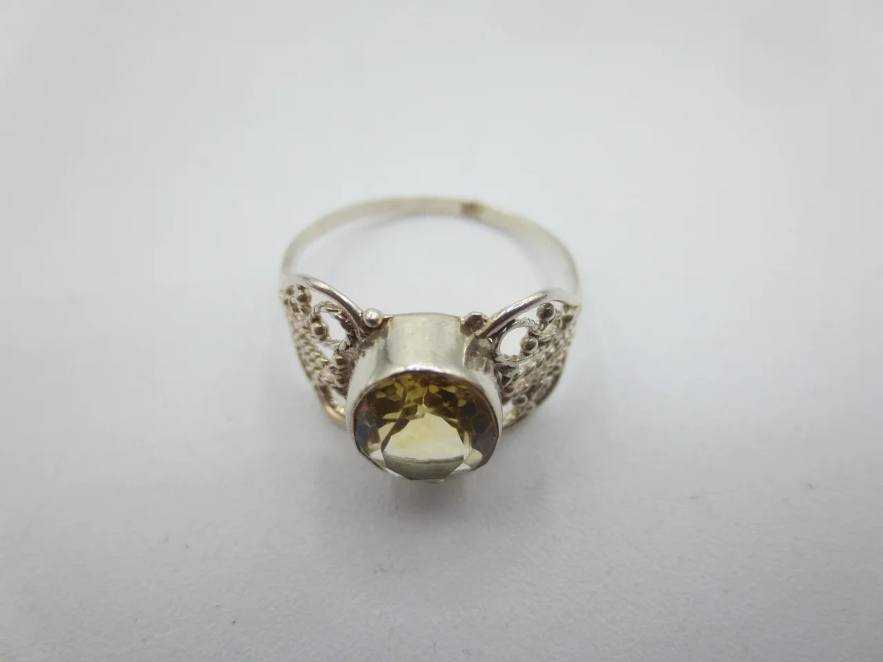 Bague sertie d'une citrine.