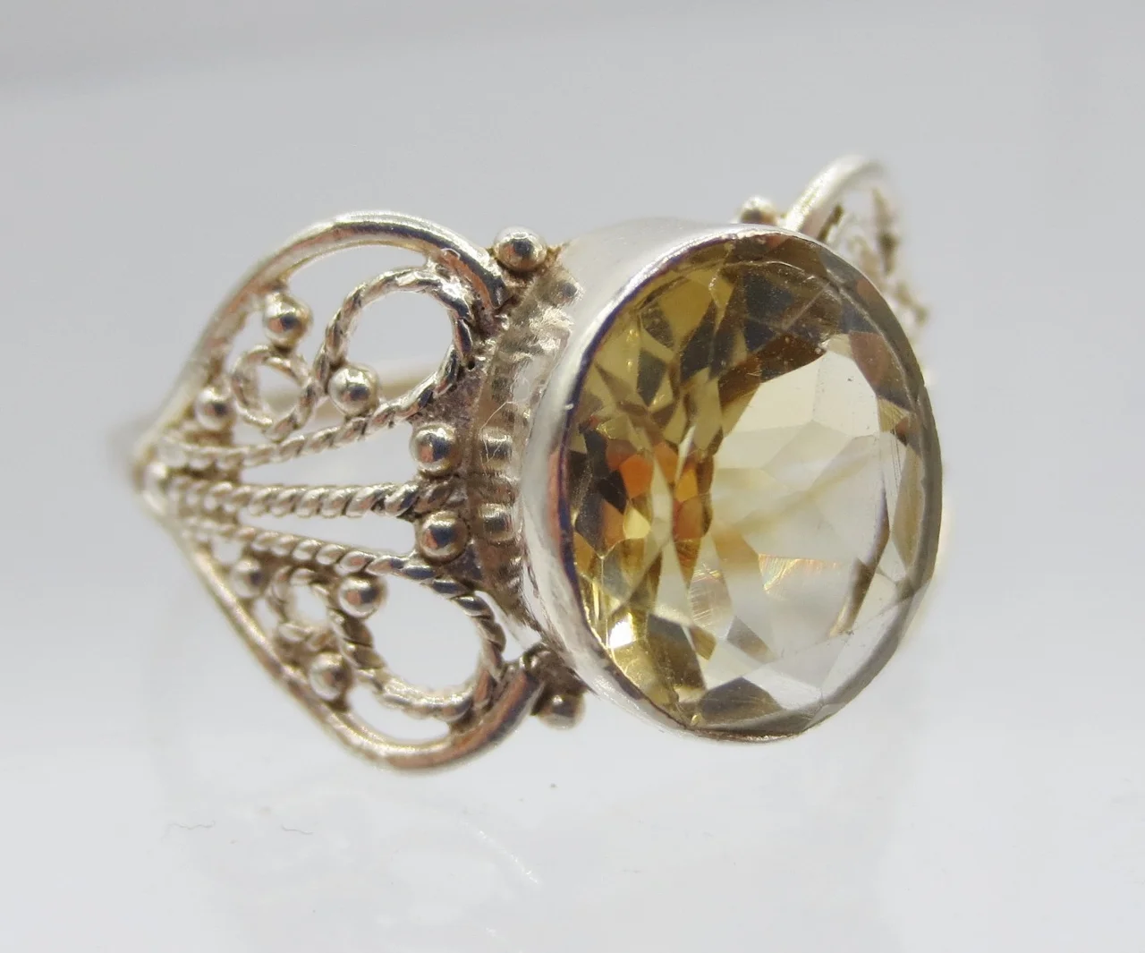 Bague sertie d'une citrine.