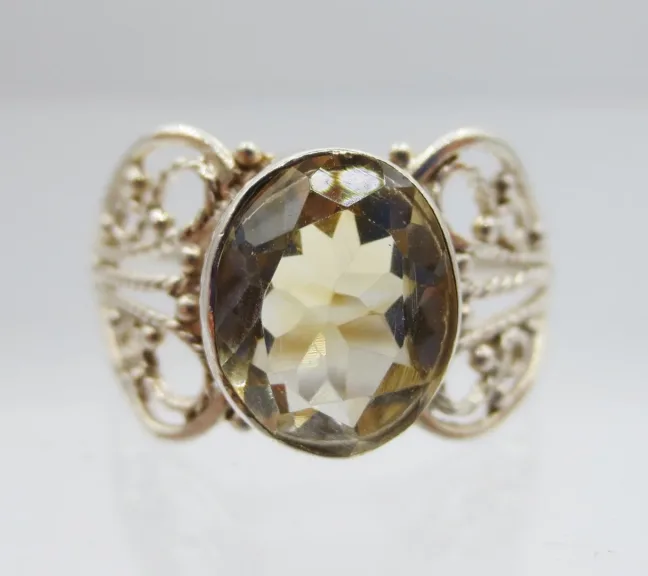 Bague sertie d'une citrine.