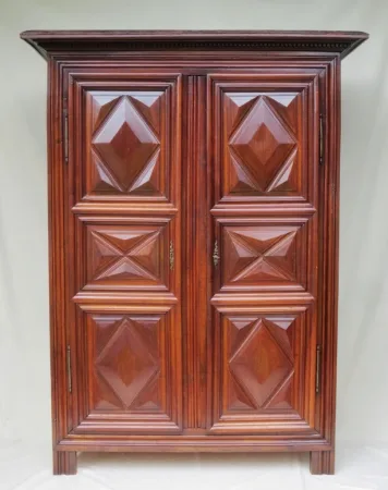 Armoire Louis XIII en noyer, XVIIe siècle.