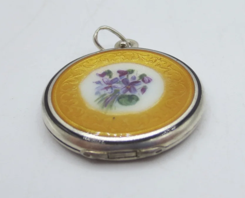 Médaillon en argent émaillé.