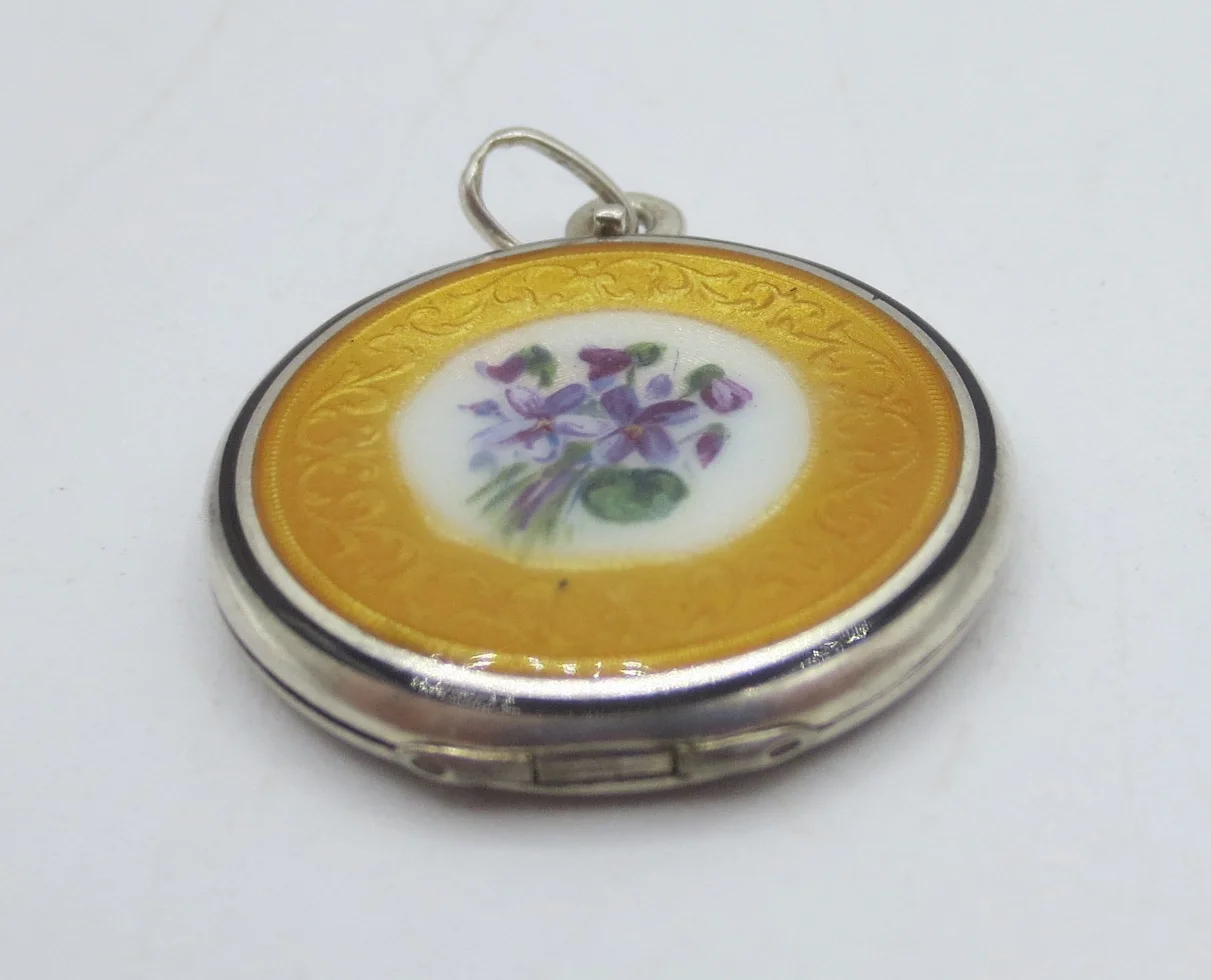 Médaillon en argent émaillé.