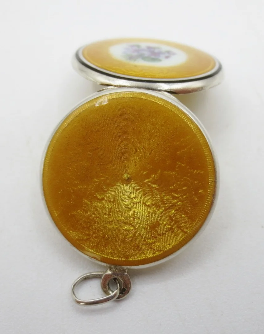Médaillon en argent émaillé.