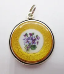 Médaillon en argent émaillé.