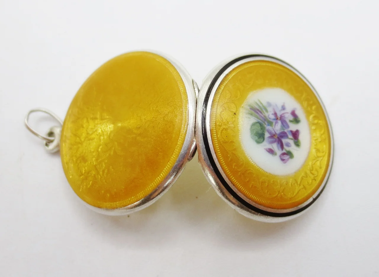 Médaillon en argent émaillé.