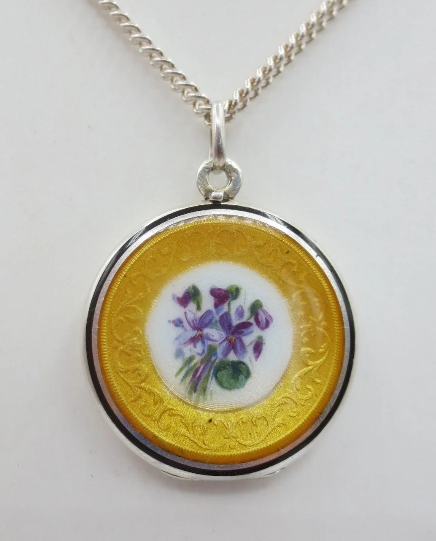 Médaillon en argent émaillé.