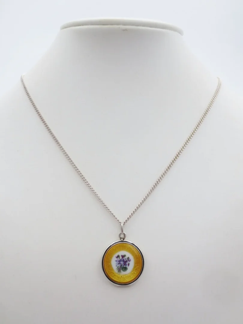 Médaillon en argent émaillé.