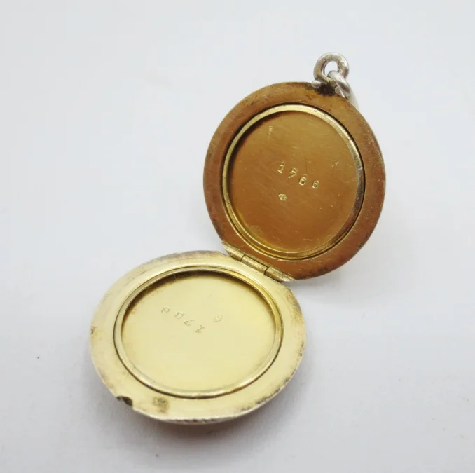 Médaillon en argent émaillé.