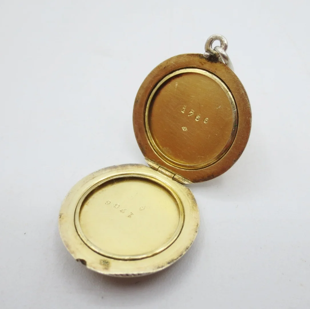 Médaillon en argent émaillé.
