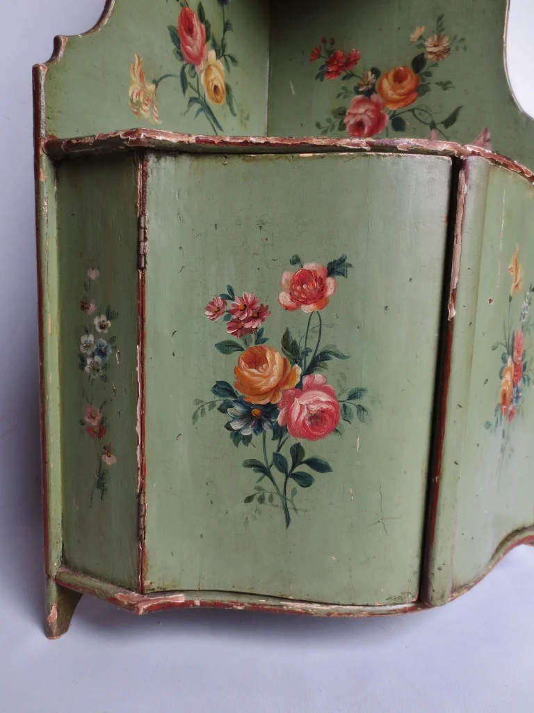 Encoignure murale style Louis XV, XIXe siècle.