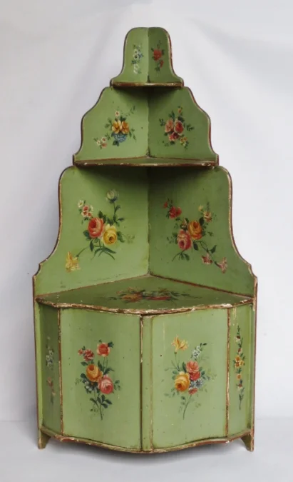 Encoignure murale style Louis XV, XIXe siècle.