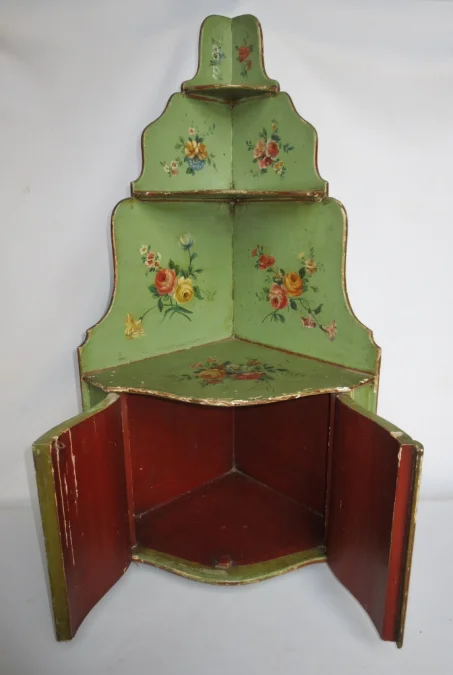 Encoignure murale style Louis XV, XIXe siècle.