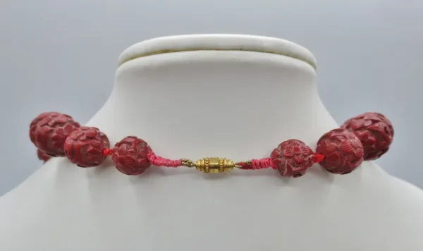 Collier et pendants d'oreille en laque cinabre.