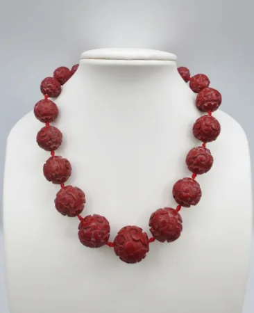 Collier et pendants d'oreille en laque cinabre.