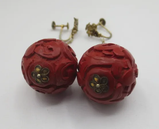 Collier et pendants d'oreille en laque cinabre.