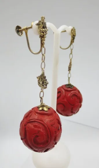 Collier et pendants d'oreille en laque cinabre.