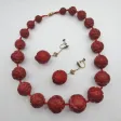 Collier et pendants d'oreille en laque cinabre.